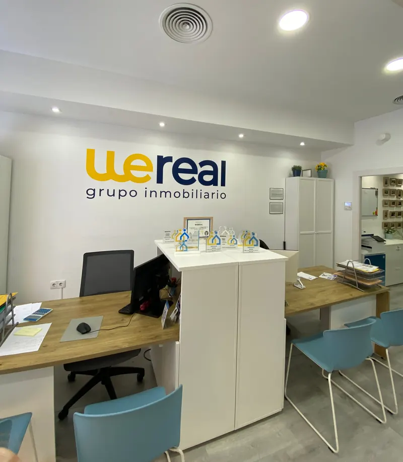 Oficina de Wereal Grupo Inmobiliario en Alicante con los premios INMOADAL a la primera oficina con más ventas compartidas
